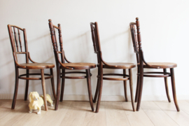 Set houten vintage stoelen, 2 x Thonet en 2 x Fischel. 4 antieke cafe stoeltjes