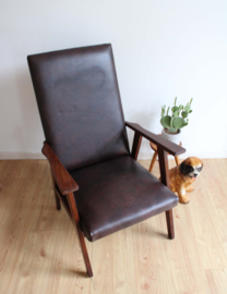Vintage fauteuil met armleuningen. Retro stoel met donker bruin skai-leer