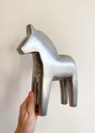 Groot aluminium Dala paard - Ikea Finansiell. Zilverkleurig vintage Dalarna beeld, '90