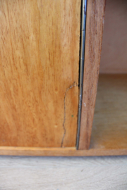 Houten vintage sideboard.  Retro dressoir / kast