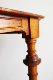 Houten antieke bijzettafel, Mahonie? Vintage tafeltje in  Louis XVI stijl.