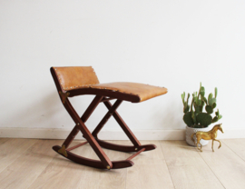 Vintage voetenbankje met cognac skai bekleding. Houten retro schommelbankje