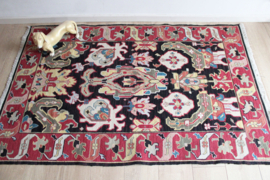 Kleurrijk Boho vloerkleed. Handgemaakt tapijt met etnisch patroon.