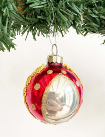 Rood / zilveren glazen vintage kerstbal met gouden sierrandje.