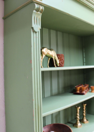 Goene vintage boekenkast. Houten keukenkast met planken en lade