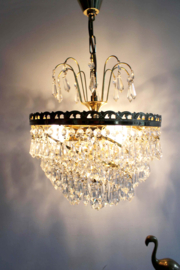 Goudkleurige kroonluchter met pegels in swirl. Hollywood Regency hanglamp