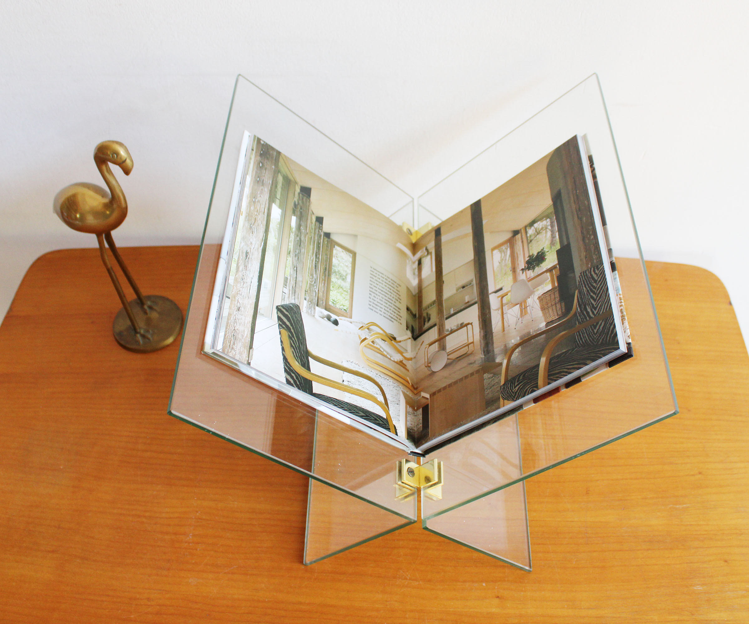 Glazen vintage boekenstandaard met goudkleurige details. Retro lectuurhouder