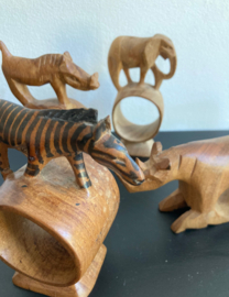 Set van 4 handgesneden servetringen met dieren. Houten vintage servethouders.