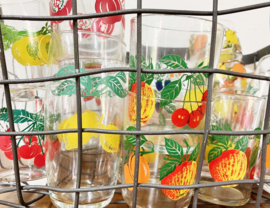 Grote set vintage sapglazen met karaf. Retro limonade glazen met fruit decor