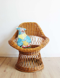 Koddige mini fauteuil van rotan. Rieten boho vintage stoeltje voor kids.