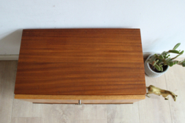 Houten vintage nachtkastje. Mid Century retro kast met klepdeur.
