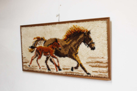 Groot handgeknoopt paneel met paarden. Ingelijst XXL vintage wandkleed