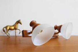 Houten vintage wandlamp met twee witte kappen. Retro lamp - Steinhauer