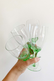 Set vintage wijnglazen op groene voet. 4 Franse (?) glazen.