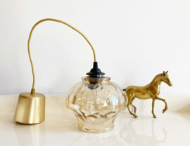 Klein vintage hanglampje van gebobbeld glas. Glazen retro lampje.
