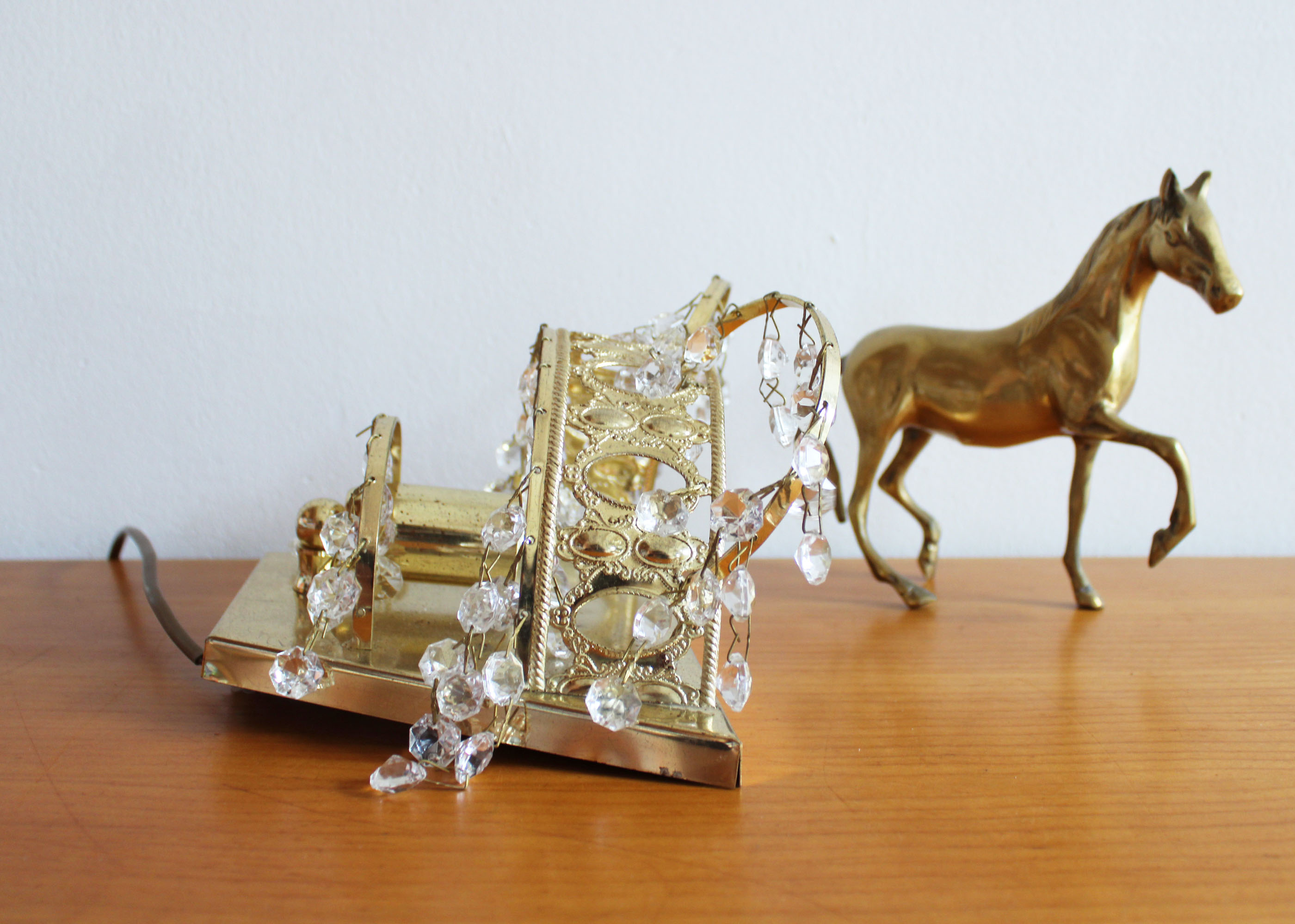 Goudkleurig vintage wandlampje met pegeltjes. Hollywood Regency stijl lamp