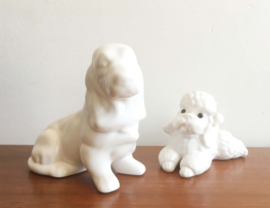 2 vintage honden beeldjes van wit aardewerk. Retro teckel en poedel beeldje
