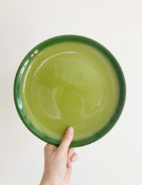 Groene vintage taartschaal met gebaksbordjes. Set aardewerk retro bordjes.
