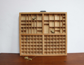 Originele antieke houten letterbak. Vintage mini-museum/ typeset drawer