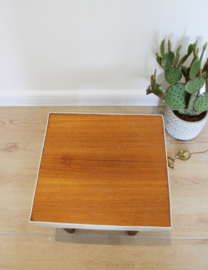 Klein vintage plantentafeltje. Houten retro tafeltje