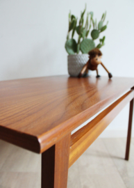 Houten vintage bijzettafel. Mid Century retro design tafeltje.