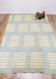 Groene wollen vintage deken. Retro sprei / plaid met geometrisch patroon