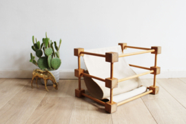 Houten vintage krantenbak. Retro lectuurbak / magazine holder