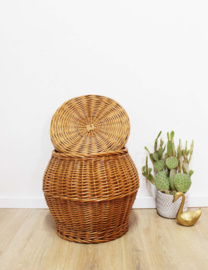 Rieten vintage mand met deksel. Retro opbergmand van rotan