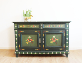 Antieke houten Hindeloopen kast . Handbeschilderde vintage commode met bloemen