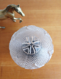 Bolvormige  plafonnière van gebobbeld glas. Glazen vintage plafondlamp