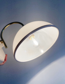 Wit vintage wandlamp met gouden details. Retro lampje - Boni design