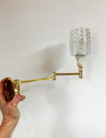 Goudkleurig vintage wandlampje met glazen kap. Hollywood Regency stijl lamp