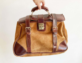 Bruine vintage schooltas. Retro weekend tas, suede