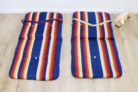 Set van 2 vintage tuinstoelkussens. Twee  blauw gestreepte retro kussens