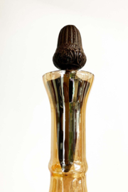 Amberkleurige glazen fles met een craquelé textuur. Vintage karaf met stop