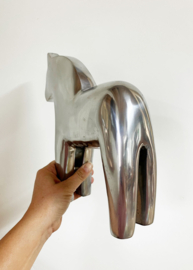Groot aluminium Dala paard - Ikea Finansiell. Zilverkleurig vintage Dalarna beeld, '90