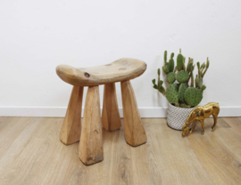 Laag houten krukje in Brutalist stijl. Massieve retro kruk / stool