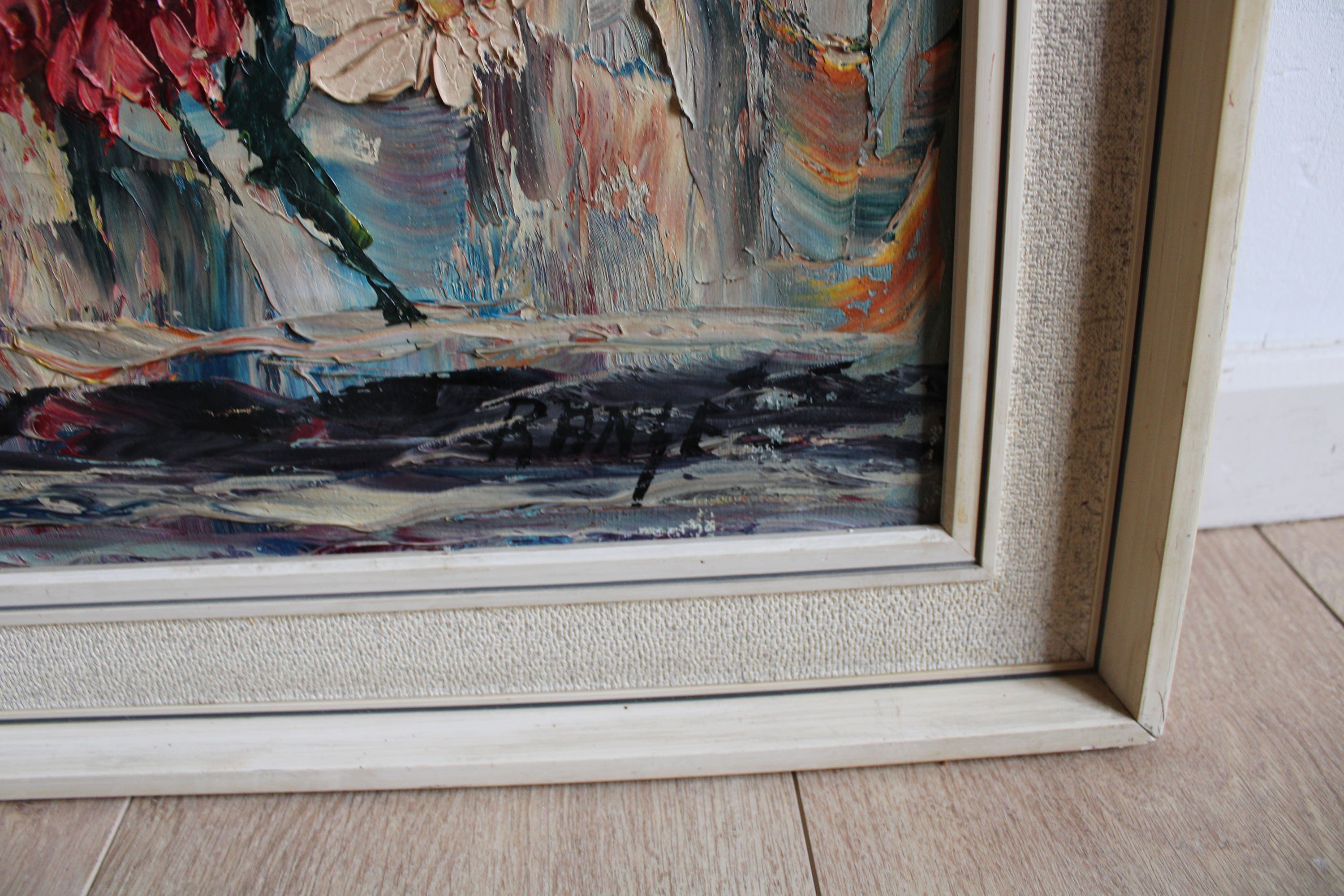 Groot bloemstilleven in houten lijst. Expressief kleurrijk schilderij