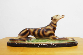 Groot gipsen beeld van een windhond. Vintage honden beeld - Art Deco stijl