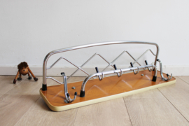 Vintage kapstok van hout en metaal. Retro Mid Century wandkapstok