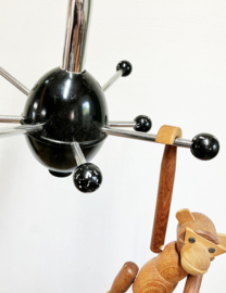 Vintage wandkapstok, Space Age. Zwart retro design kapstokje, Osvaldo Borsani stijl.