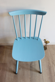 Blauwe vintage spijlenstoel. Houten retro stoel met Scandinavisch tintje