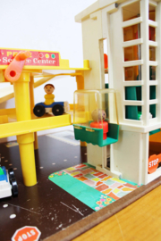 Vintage Fisher-Price garage met auto's en poppetjes. Retro speelgoed 930 - compleet