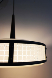 Vintage hanglamp met teak houten detail. Mid Century retro design lamp.