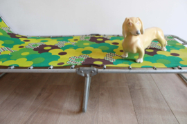 Groene vintage stretcher met bloemen. Retro ligbed / opklap bed