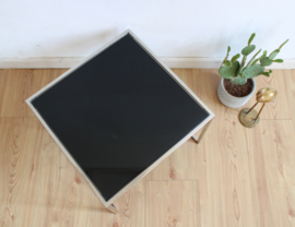 Vintage bijzettafel met zwart glazen blad. Retro design tafeltje
