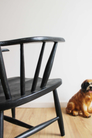 Zwarte vintage spijlenstoel - Pastoe? Houten retro design stoel.
