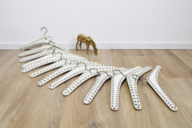 13 vintage kledinghangers van wit skai leer. Set retro kleerhangers met studs