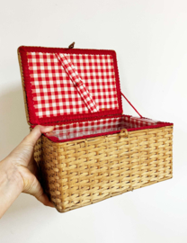 Rieten vintage mandje met geruiten stof. Boho rotan mand / naaikist