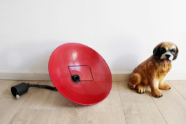 Rood metalen vintage hanglamp. Pilastro stijl retro lamp.